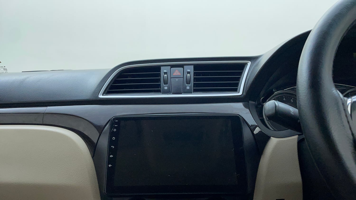 Used 2017 Maruti Suzuki Ciaz VXi Petrol Manual top_features Integrated (in-dash) music system