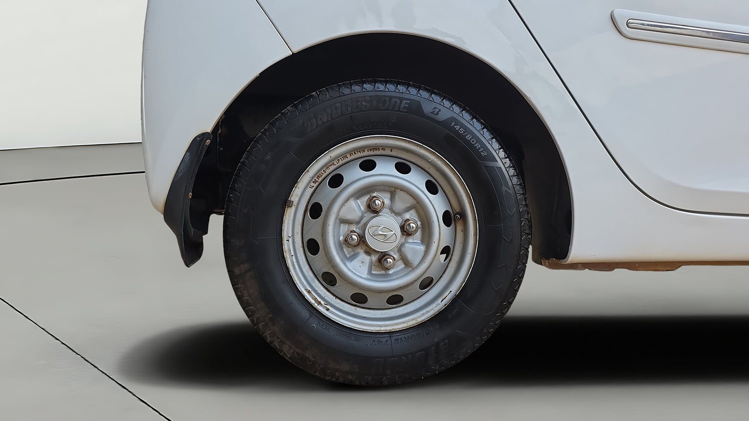 Used 2014 Hyundai Eon Era + Petrol Manual tyres RIGHT REAR TYRE RIM VIEW