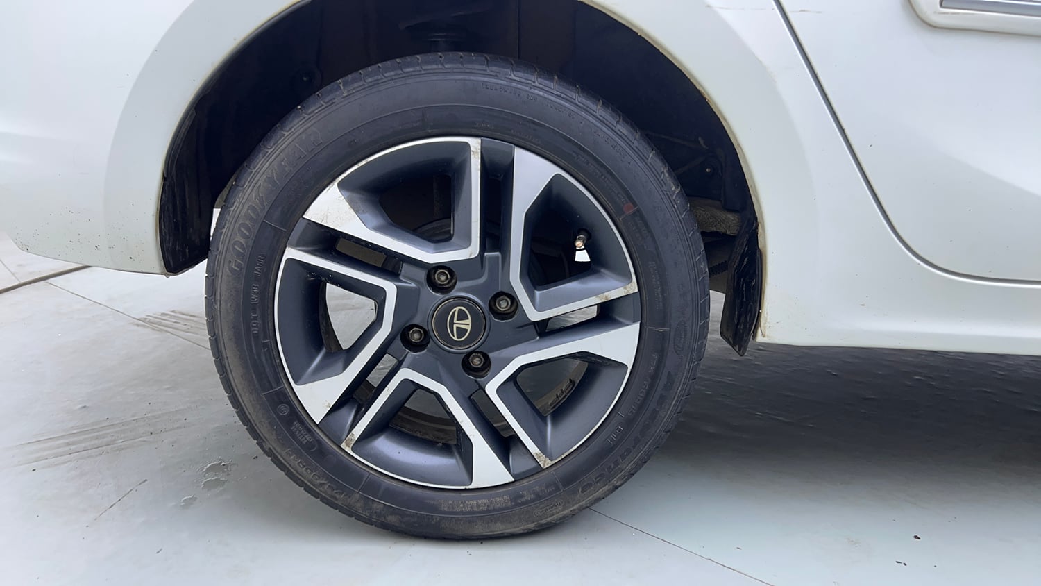 Used 2020 Tata Tigor XZA Plus Petrol Automatic tyres RIGHT REAR TYRE RIM VIEW