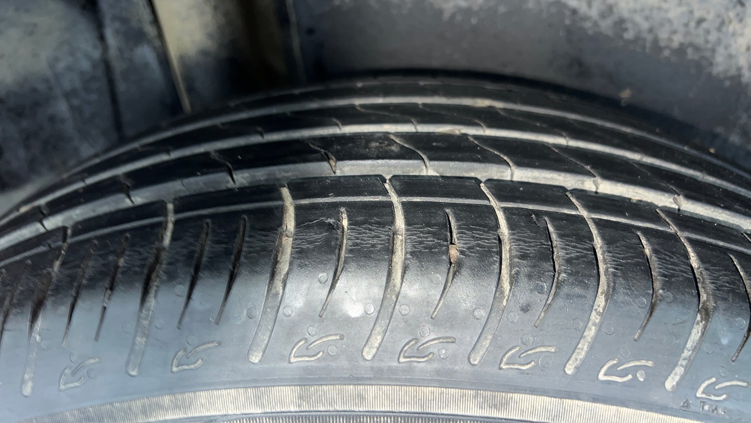 Used 2023 Maruti Suzuki Brezza Zxi Dual Tone Petrol Manual tyres RIGHT REAR TYRE TREAD VIEW