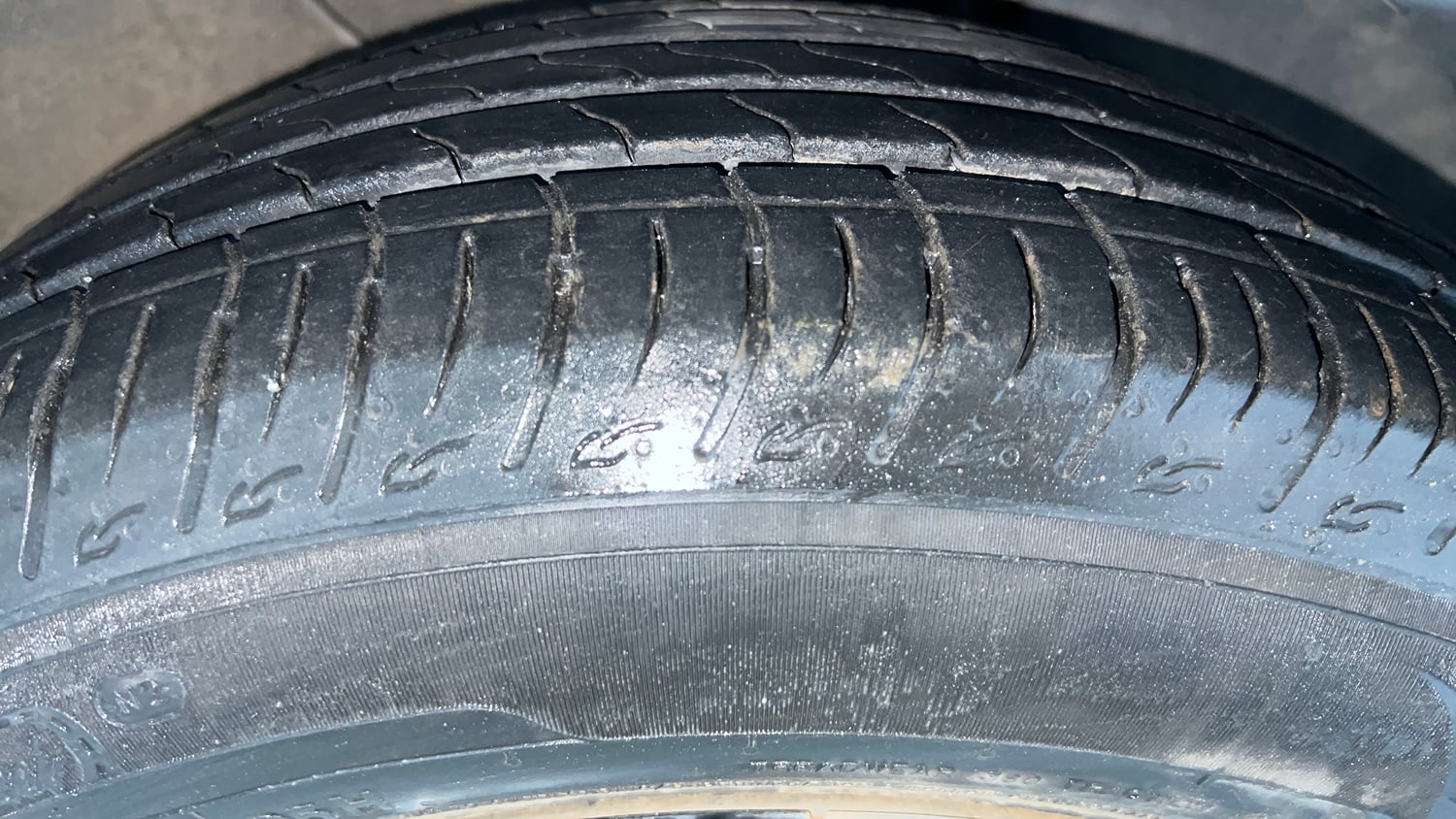 Used 2024 Kia Sonet HTK (O) 1.2 Petrol MT Petrol Manual tyres RIGHT FRONT TYRE TREAD VIEW