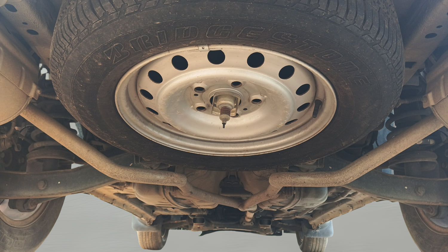 Used 2018 Mahindra XUV500 W9 Diesel Manual extra REAR RIGHT UNDERBODY VIEW