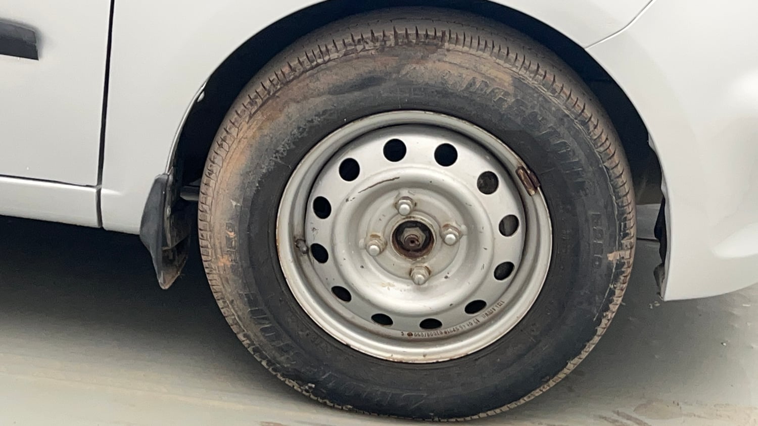 Used 2013 Hyundai i10 Era 1.1 iRDE2 Petrol Manual tyres RIGHT FRONT TYRE RIM VIEW