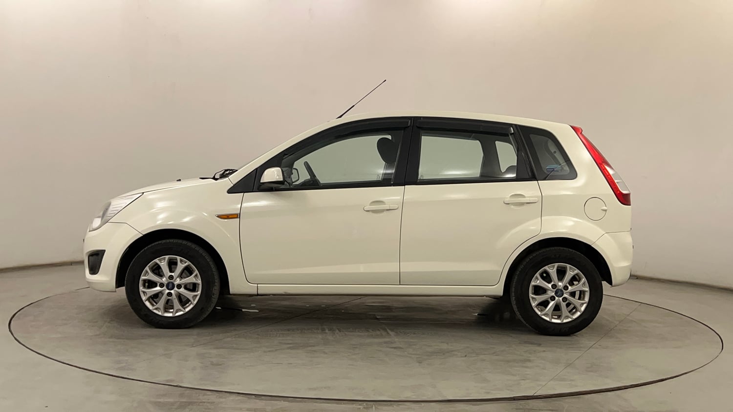 Used 2014 Ford Figo Duratec Petrol Titanium 1.2 Petrol Manual exterior LEFT SIDE VIEW