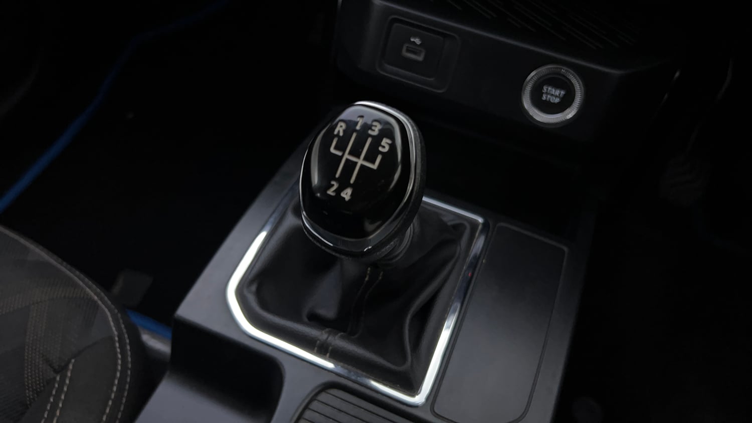 Used 2021 Renault Kiger RXT MT Dual Tone Petrol Manual interior GEAR  KNOB VIEW