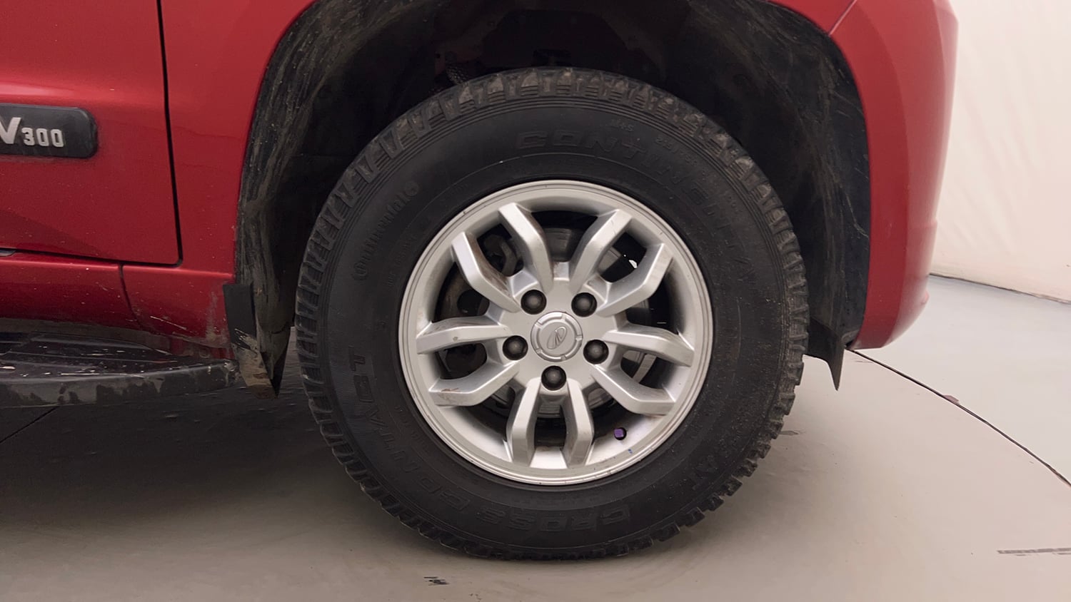 Used 2016 Mahindra TUV300 T8 Diesel Manual tyres RIGHT FRONT TYRE RIM VIEW