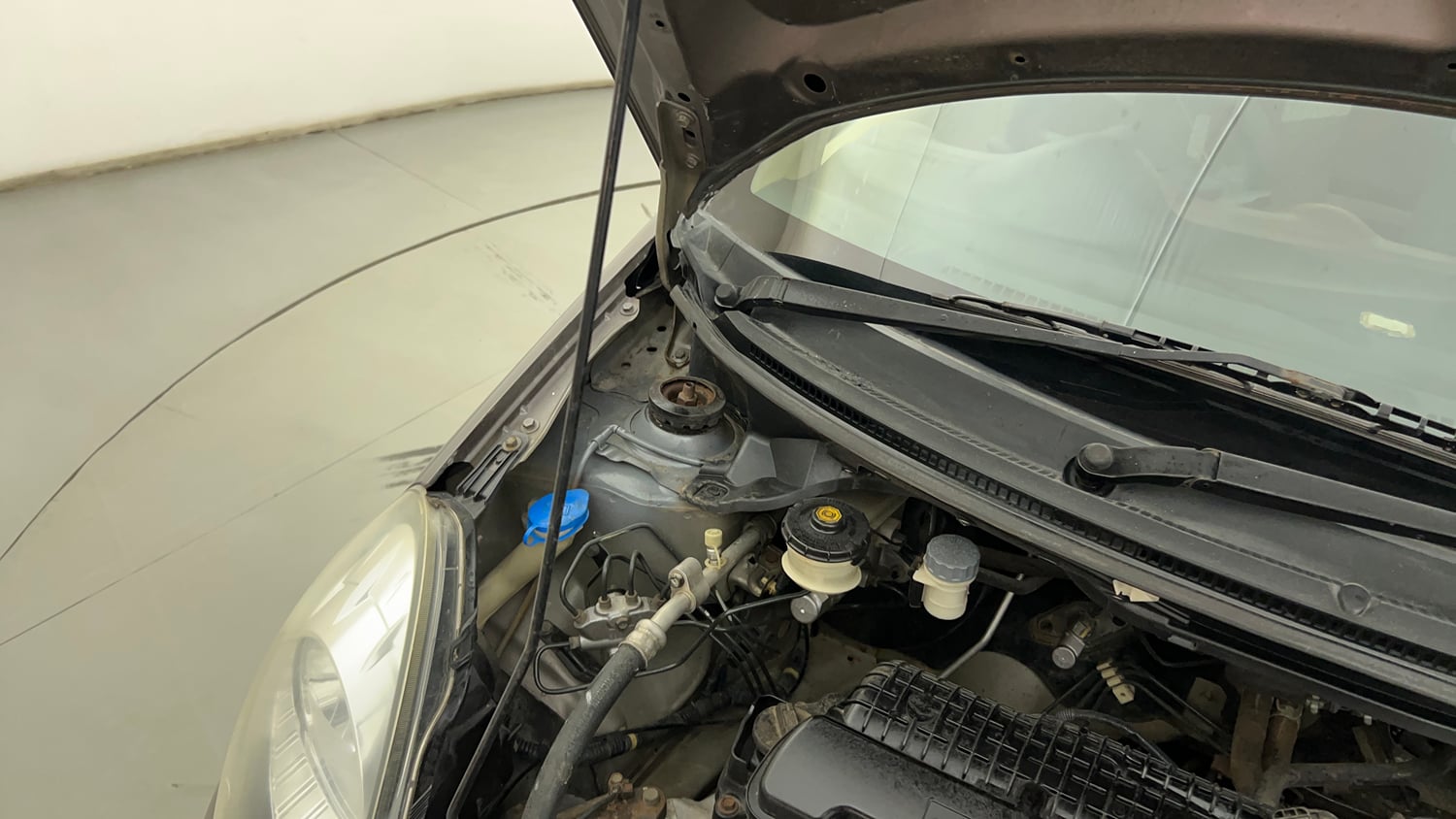 Used 2013 Honda Amaze 1.2 S i-VTEC Petrol Manual engine ENGINE RIGHT SIDE HINGE & APRON VIEW