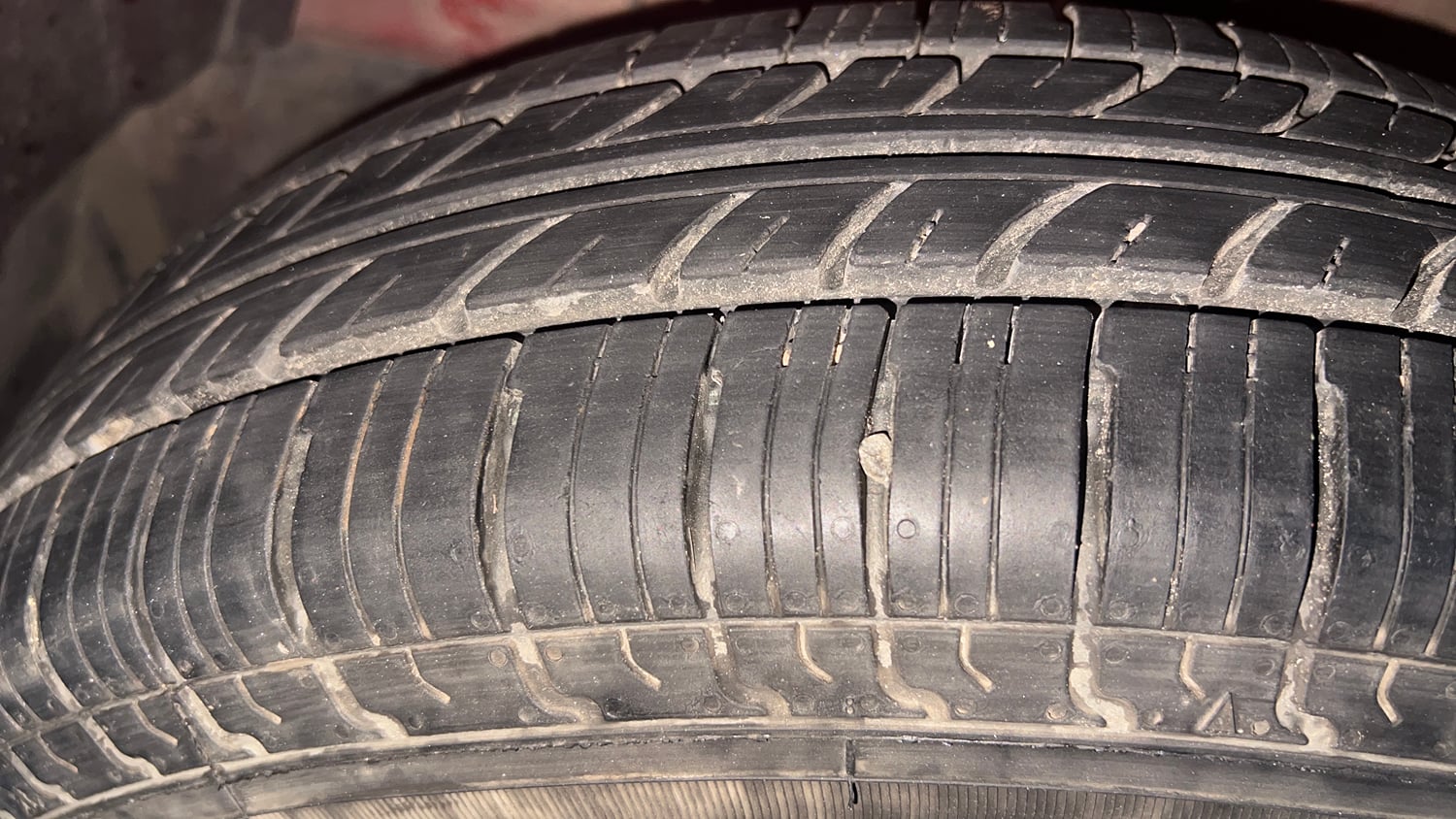 Used 2013 Maruti Suzuki Swift VXi Petrol Manual tyres LEFT FRONT TYRE TREAD VIEW