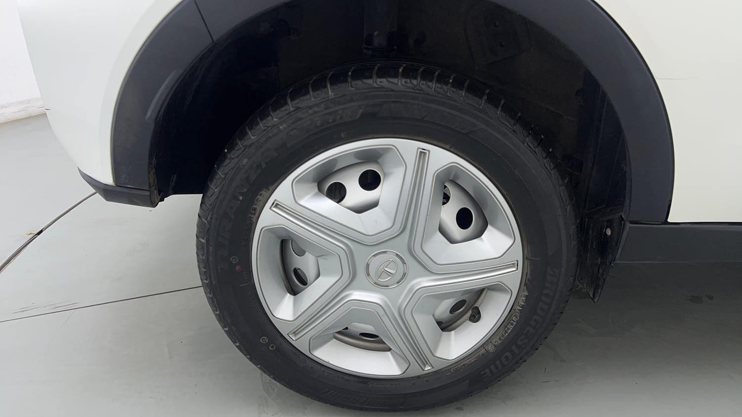Used 2023 Tata Nexon XE Petrol Manual tyres RIGHT REAR TYRE RIM VIEW