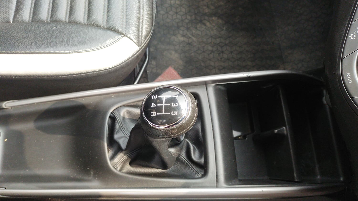 Used 2021 Maruti Suzuki Baleno Zeta Petrol Manual interior GEAR  KNOB VIEW
