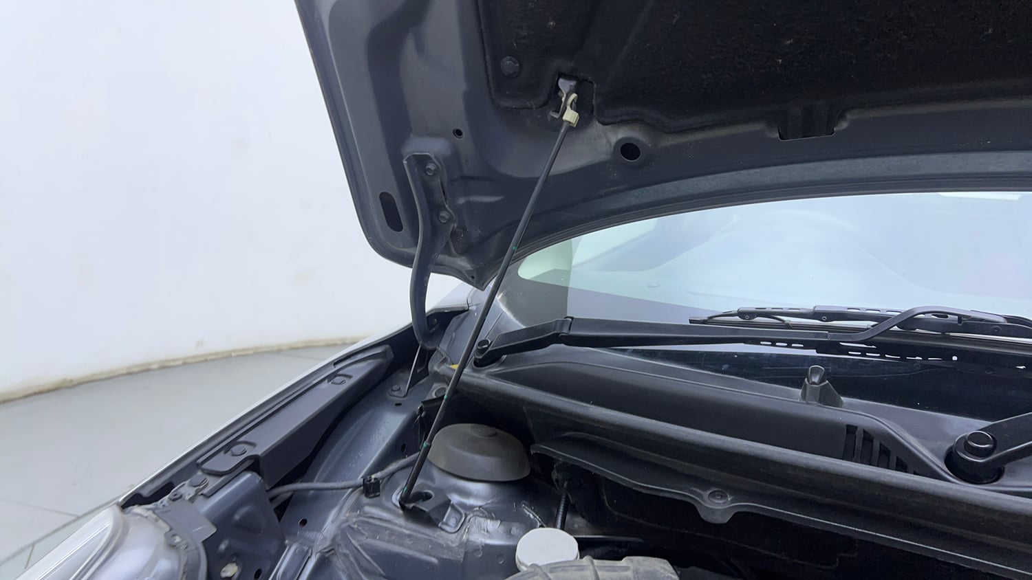 Used 2021 Maruti Suzuki Baleno Zeta Petrol Manual engine ENGINE RIGHT SIDE HINGE & APRON VIEW