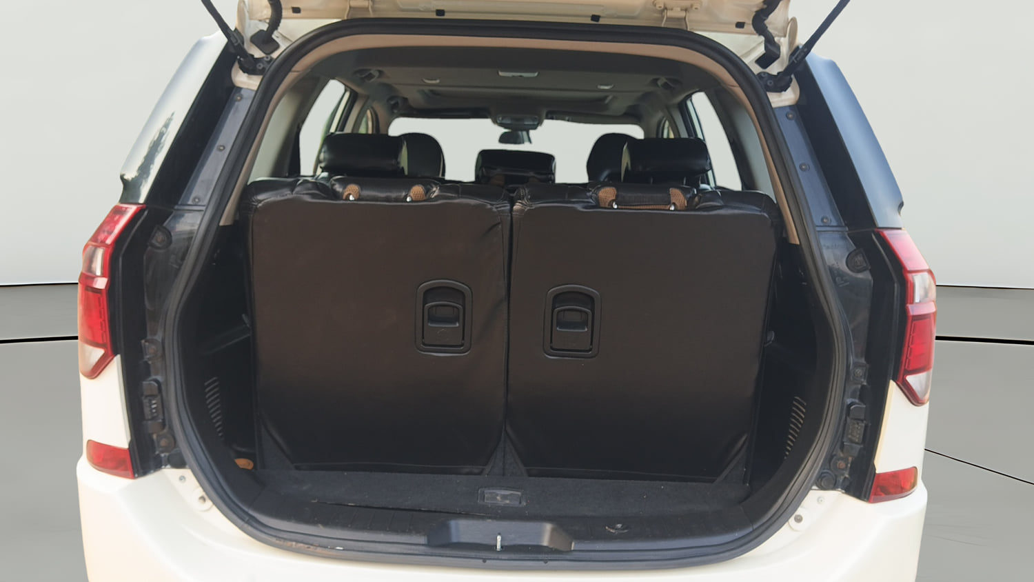 Used 2018 Mahindra XUV500 W9 Diesel Manual interior DICKY INSIDE VIEW