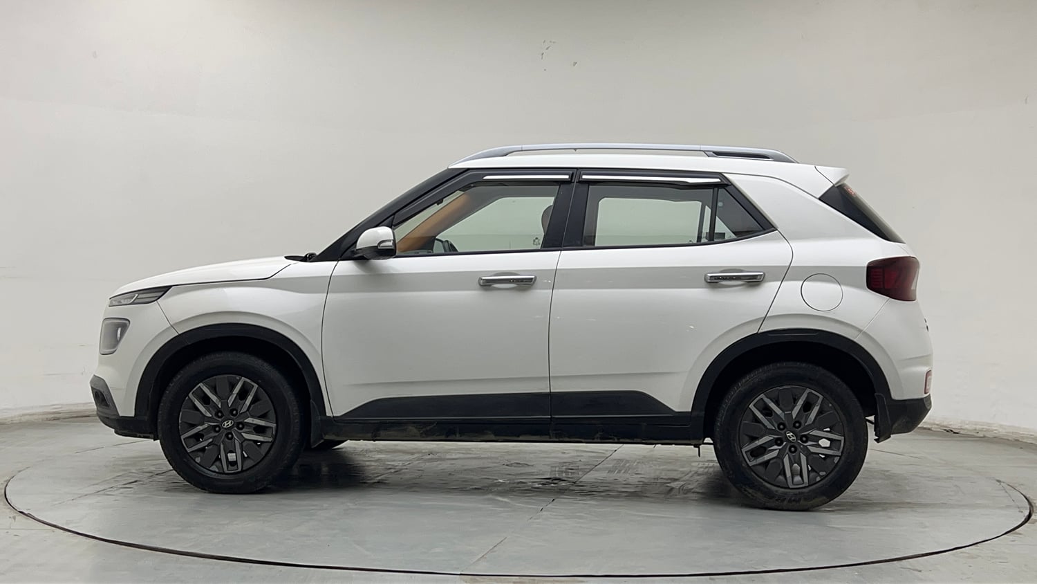 Used 2021 Hyundai Venue SX 1.5 CRDi Diesel Manual exterior LEFT SIDE VIEW