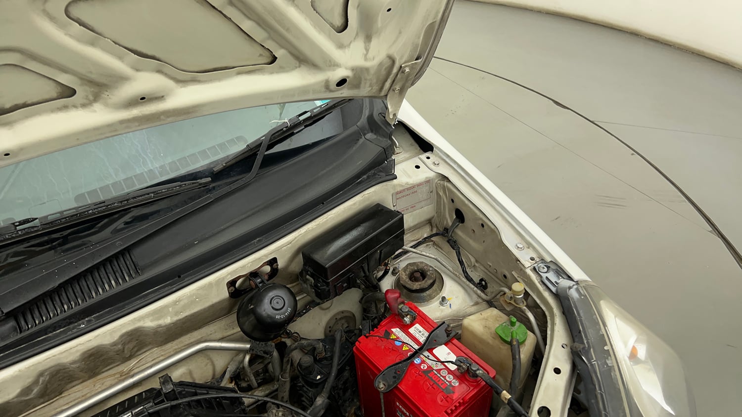 Used 2014 Maruti Suzuki Alto 800 Lxi Petrol Manual engine ENGINE LEFT SIDE HINGE & APRON VIEW