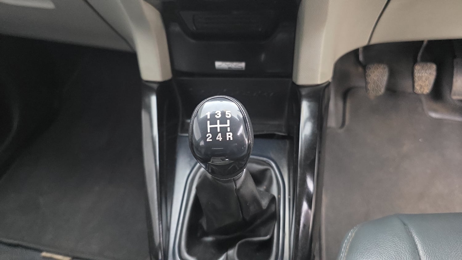 Used 2015 Ford EcoSport Titanium 1.5 TDCi Diesel Manual interior GEAR  KNOB VIEW