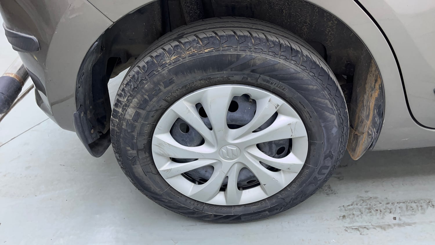 Used 2022 Maruti Suzuki Swift VXi Petrol Manual tyres RIGHT REAR TYRE RIM VIEW