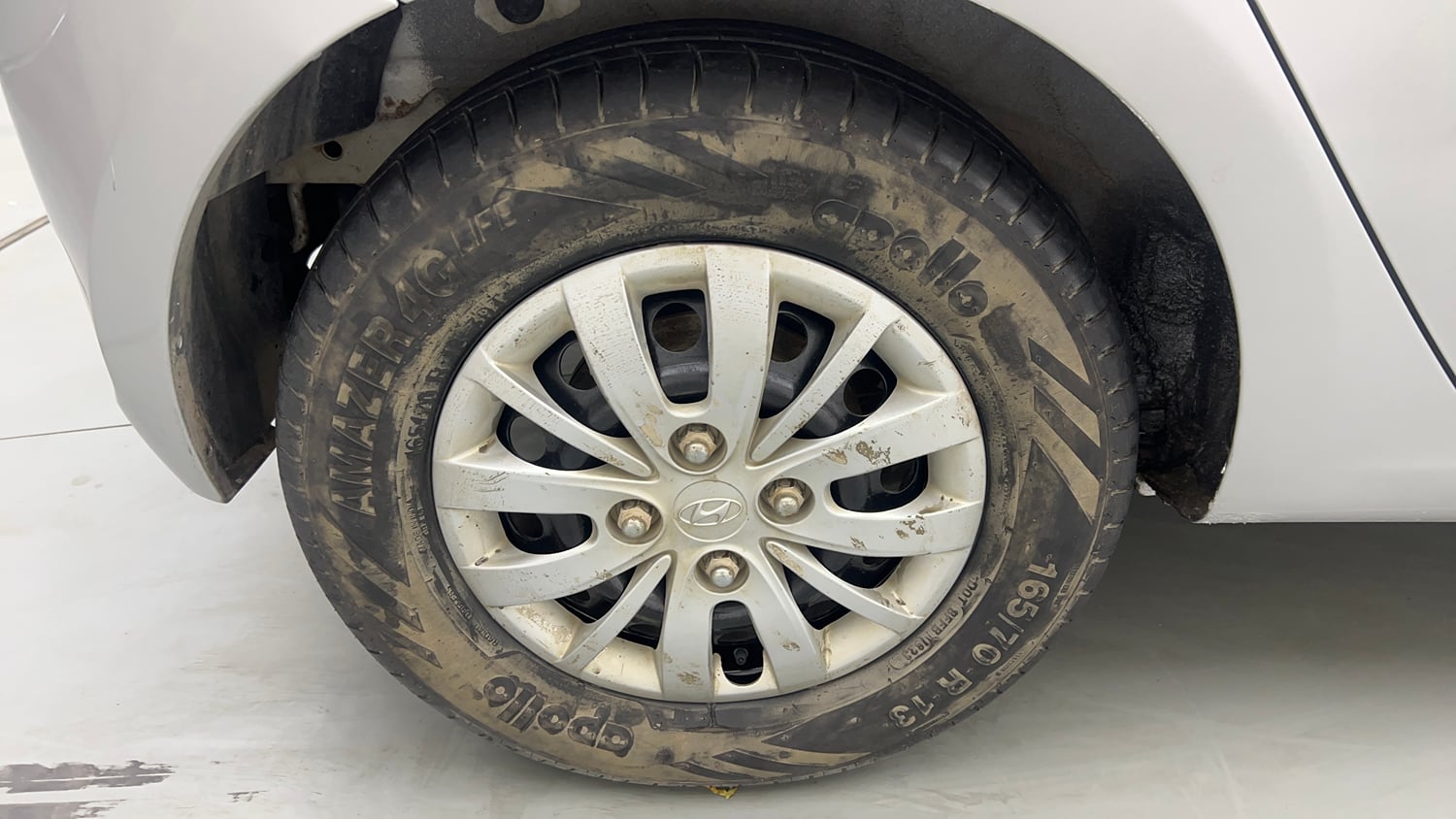 Used 2014 Hyundai i10 Sportz 1.1 iRDE2 Petrol Manual tyres RIGHT REAR TYRE RIM VIEW