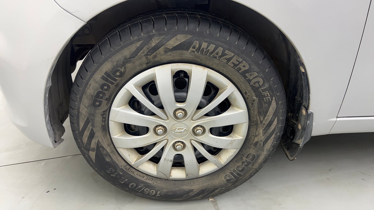Used 2014 Hyundai i10 Sportz 1.1 iRDE2 Petrol Manual tyres LEFT FRONT TYRE RIM VIEW