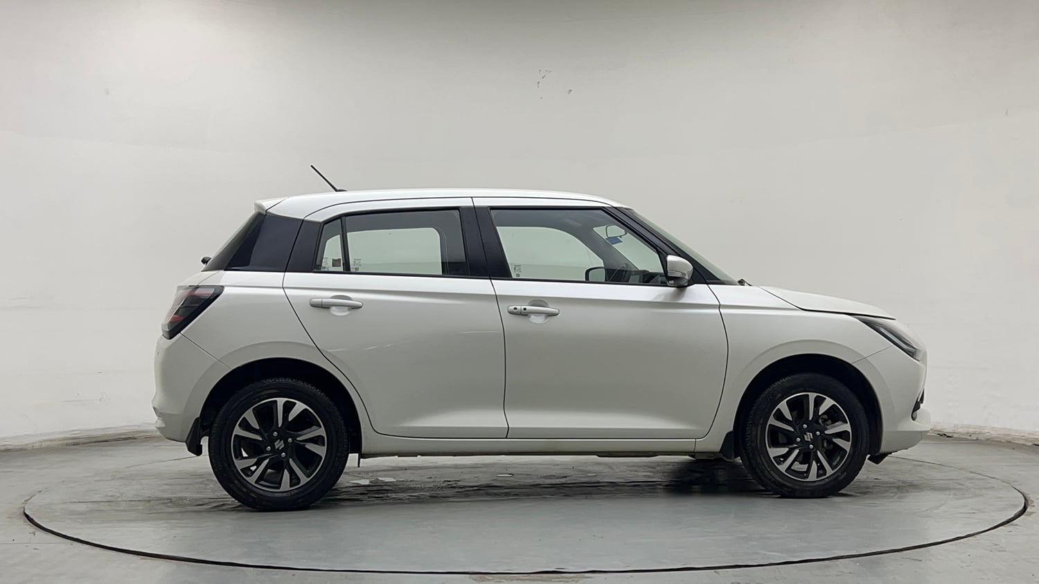 Used 2024 Maruti Suzuki Swift ZXi AMT Petrol Automatic exterior RIGHT SIDE VIEW