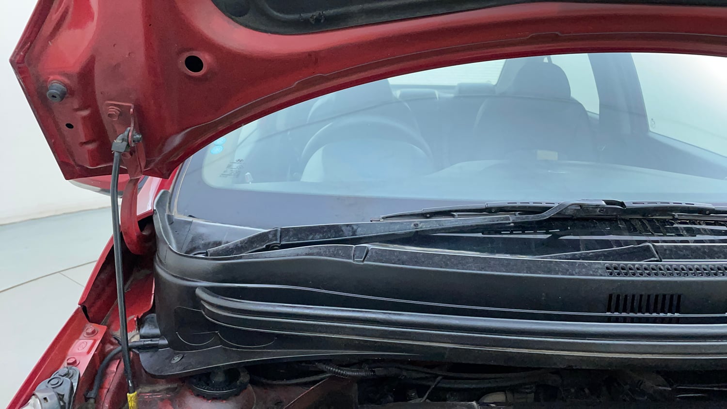 Used 2017 Hyundai Xcent SX 1.1 CRDi Diesel Manual engine ENGINE RIGHT SIDE HINGE & APRON VIEW