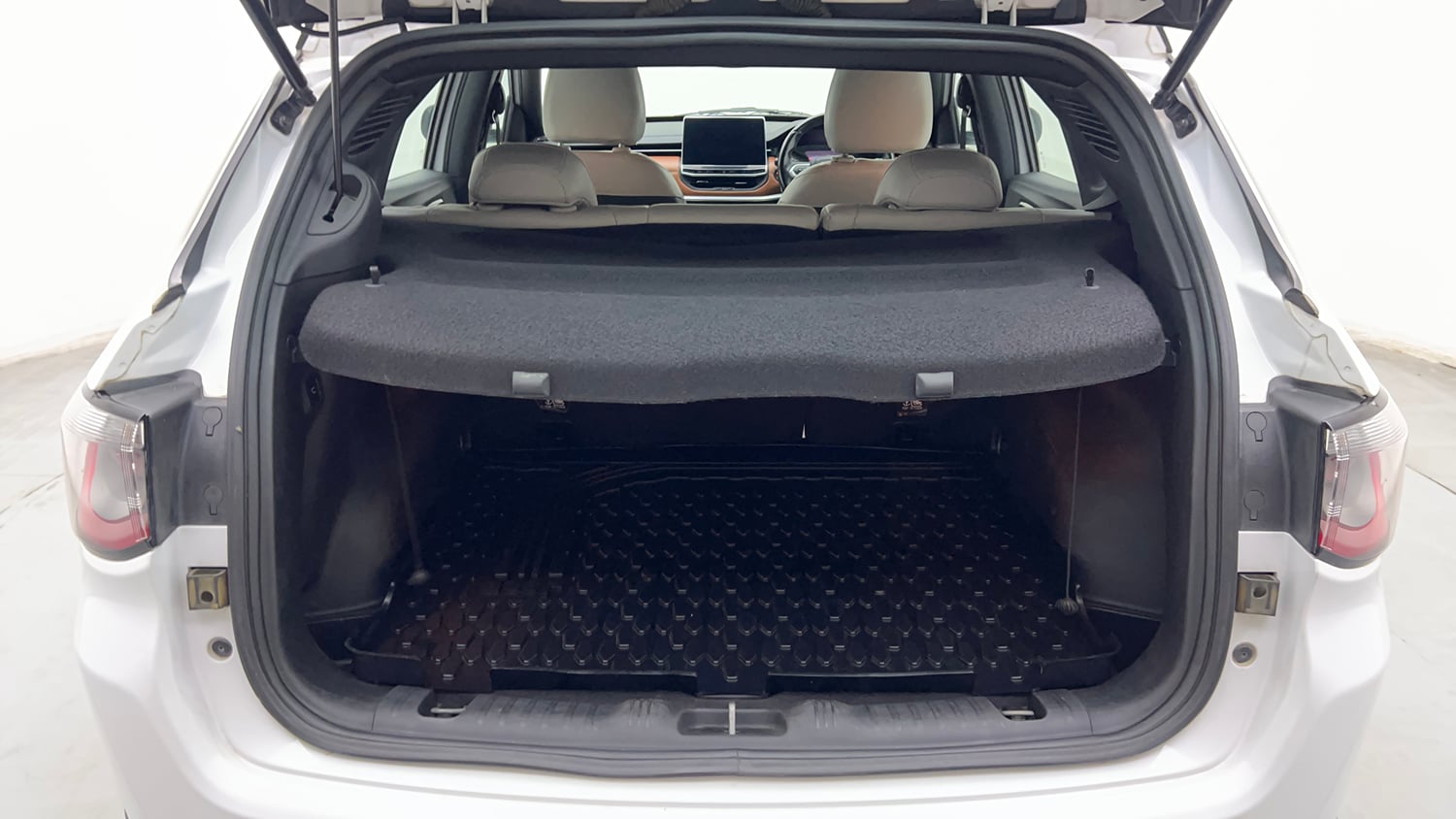 Used 2024 Jeep Compass Limited (O) 2.0 Diesel Diesel Manual interior DICKY INSIDE VIEW