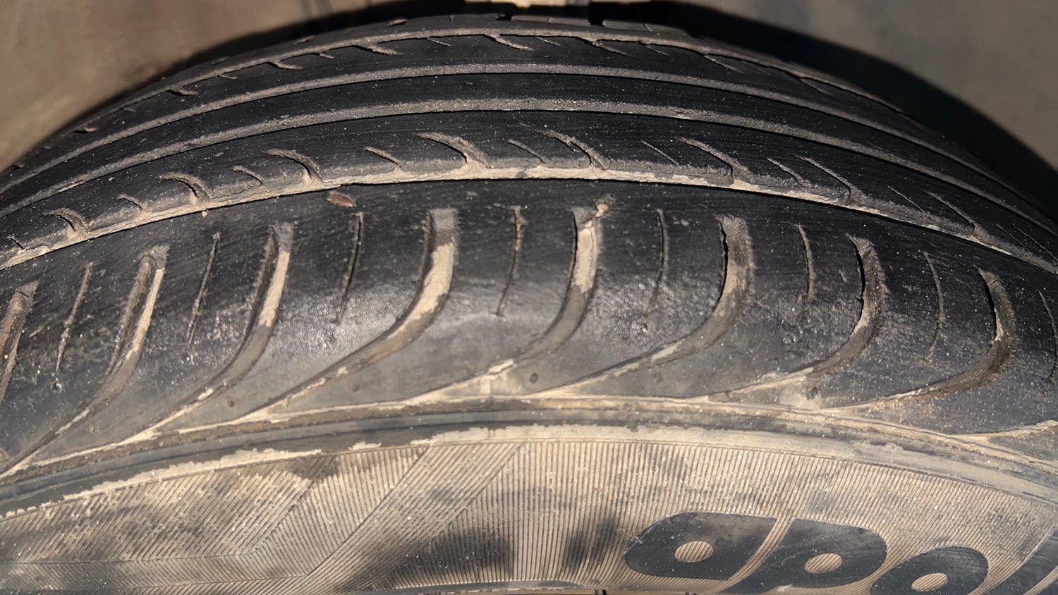 Used 2019 Volkswagen Ameo  1.0 Trendline Petrol + CNG(Outside Fitted) Petrol+cng Manual tyres RIGHT FRONT TYRE TREAD VIEW