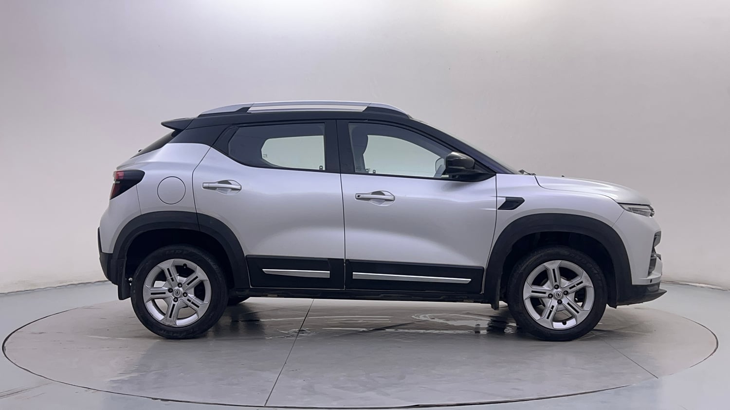 Used 2021 Renault Kiger RXT MT Dual Tone Petrol Manual exterior RIGHT SIDE VIEW