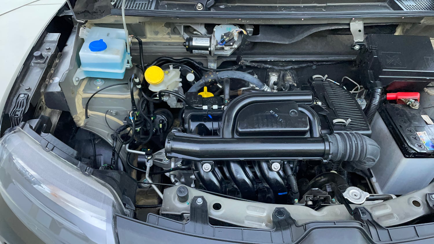 Used 2024 Renault Kwid RXT 1.0L Petrol Manual engine ENGINE RIGHT SIDE VIEW