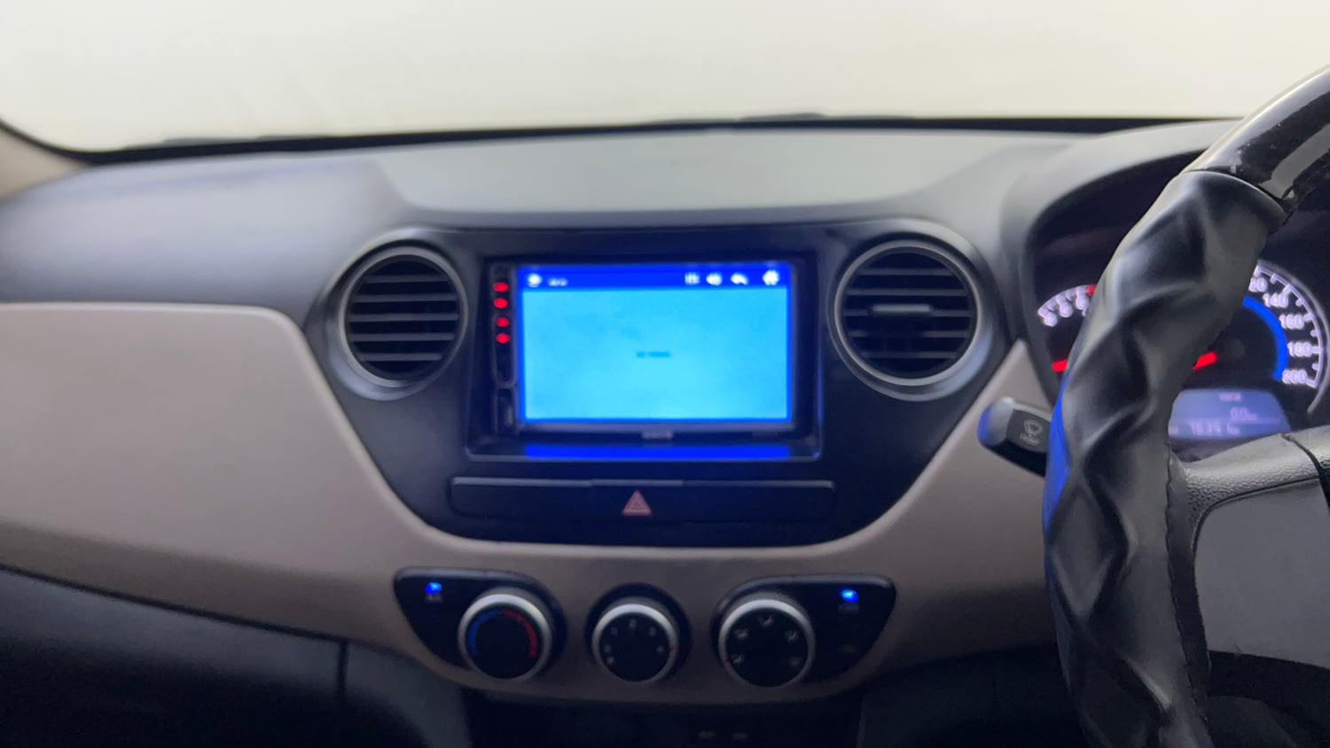 Used 2014 Hyundai Grand i10 Sportz 1.2 Kappa VTVT Petrol Manual top_features Integrated (in-dash) music system