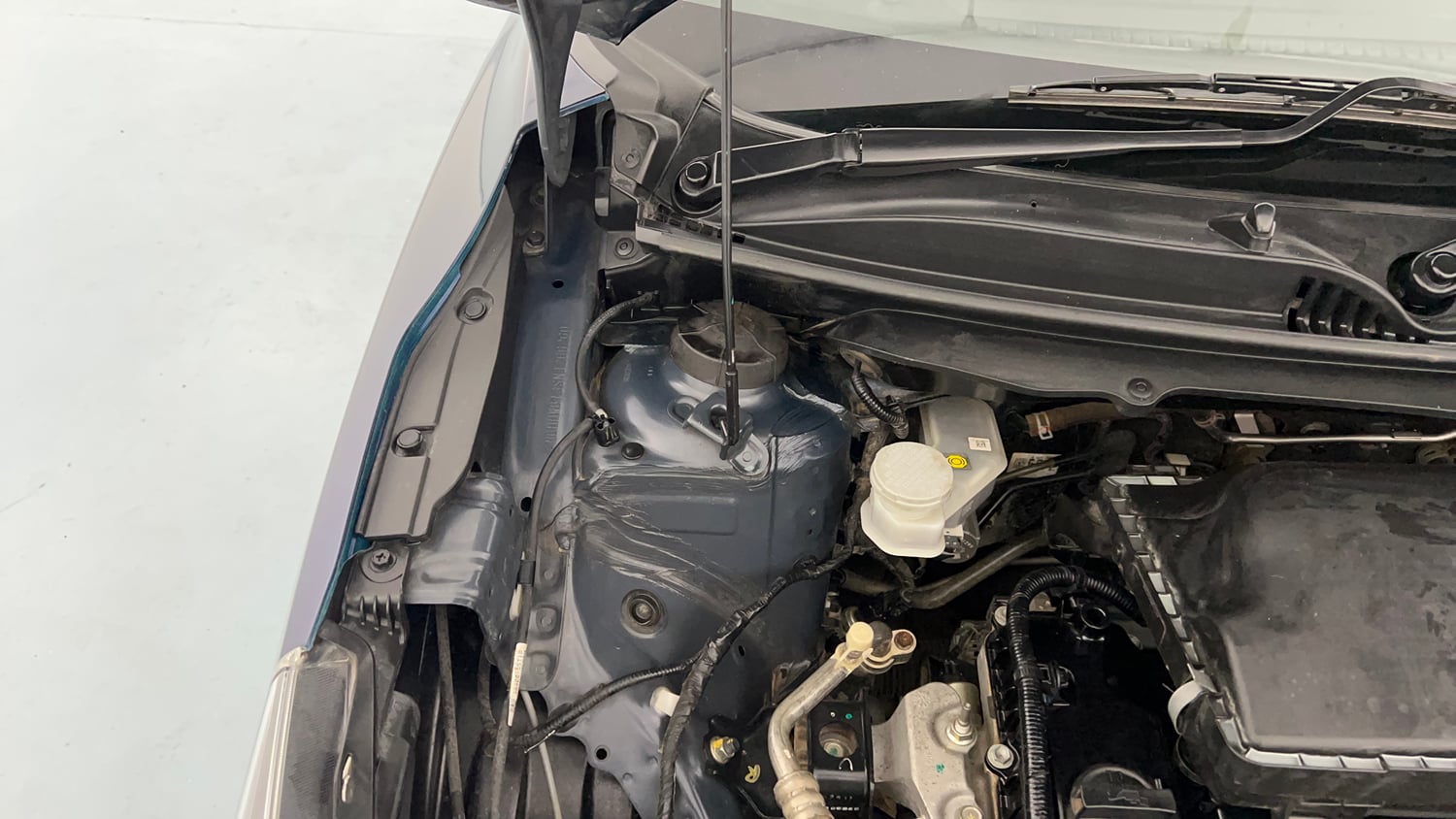 Used 2022 Maruti Suzuki Baleno Zeta AGS Petrol Automatic engine ENGINE RIGHT SIDE HINGE & APRON VIEW