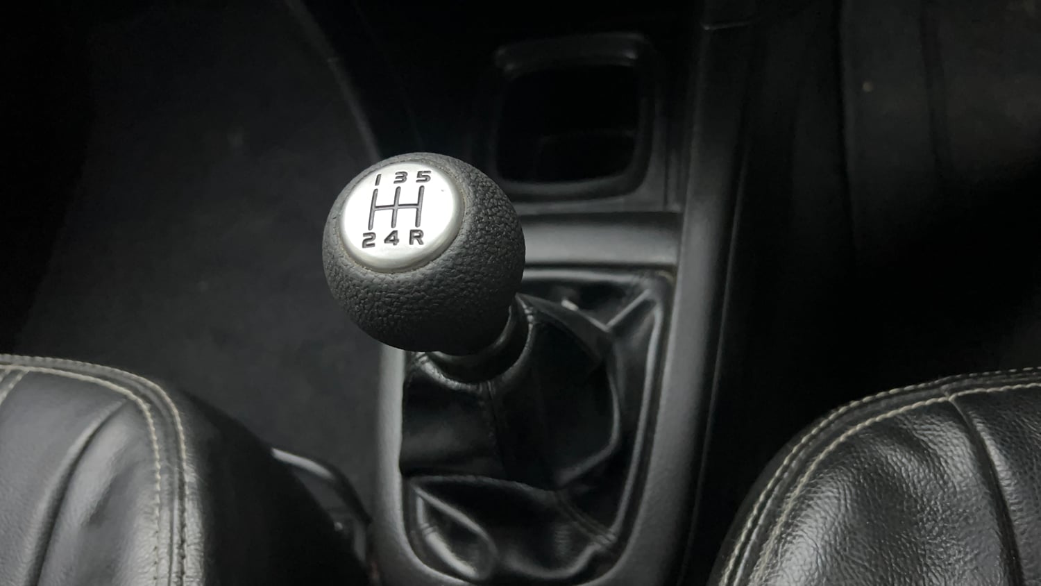 Used 2015 Maruti Suzuki Swift VXi Petrol Manual interior GEAR  KNOB VIEW