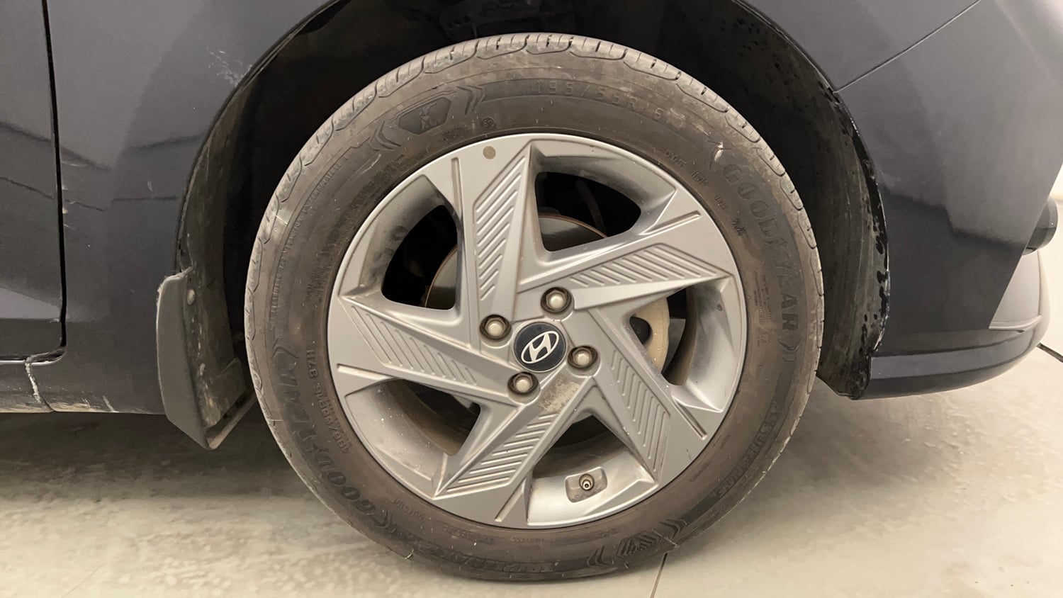 Used 2022 Hyundai Verna SX 1.5 VTVT IVT Petrol Automatic tyres RIGHT FRONT TYRE RIM VIEW