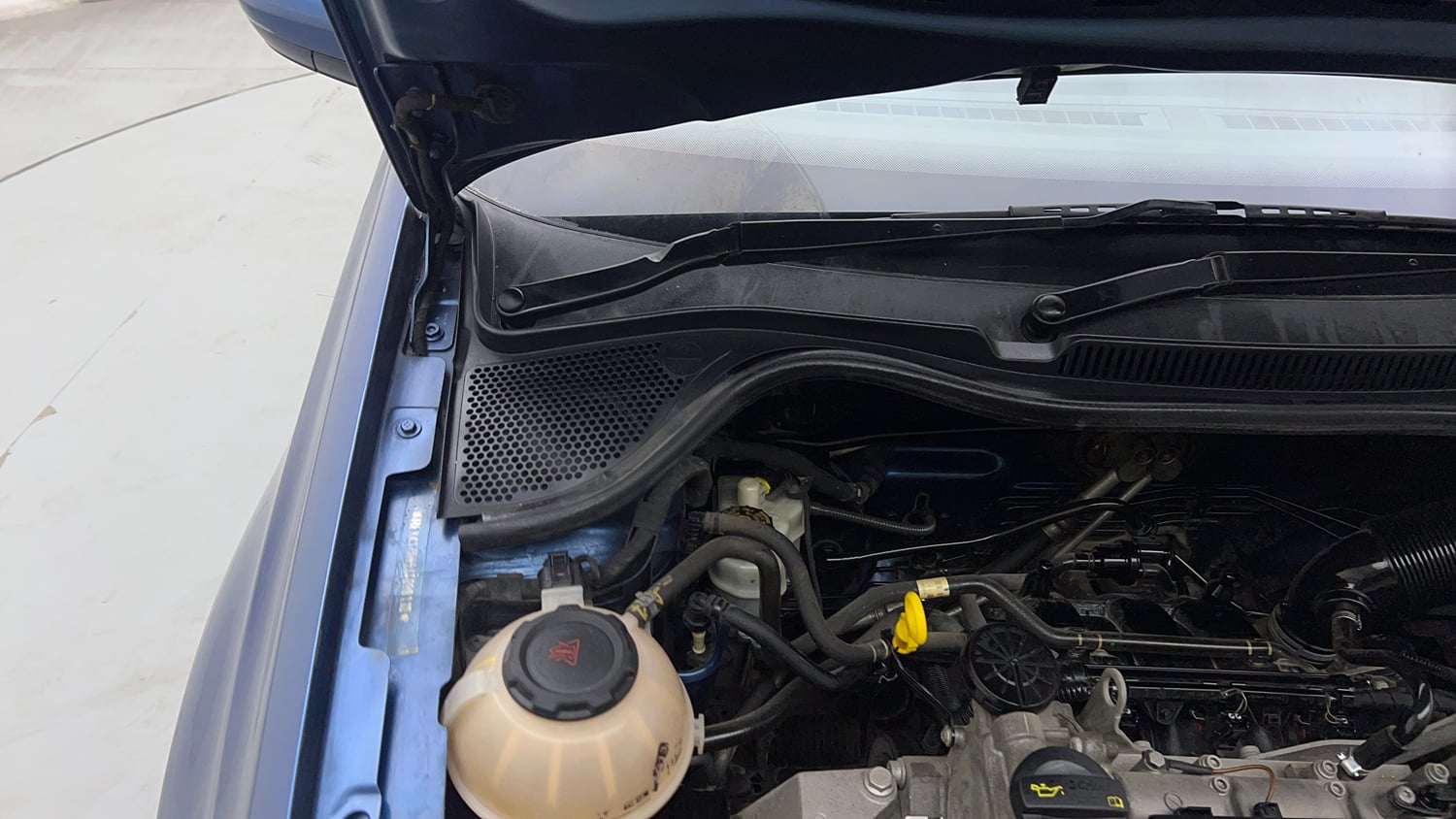 Used 2017 Volkswagen Polo Comfortline 1.2L (P) Petrol Manual engine ENGINE RIGHT SIDE HINGE & APRON VIEW