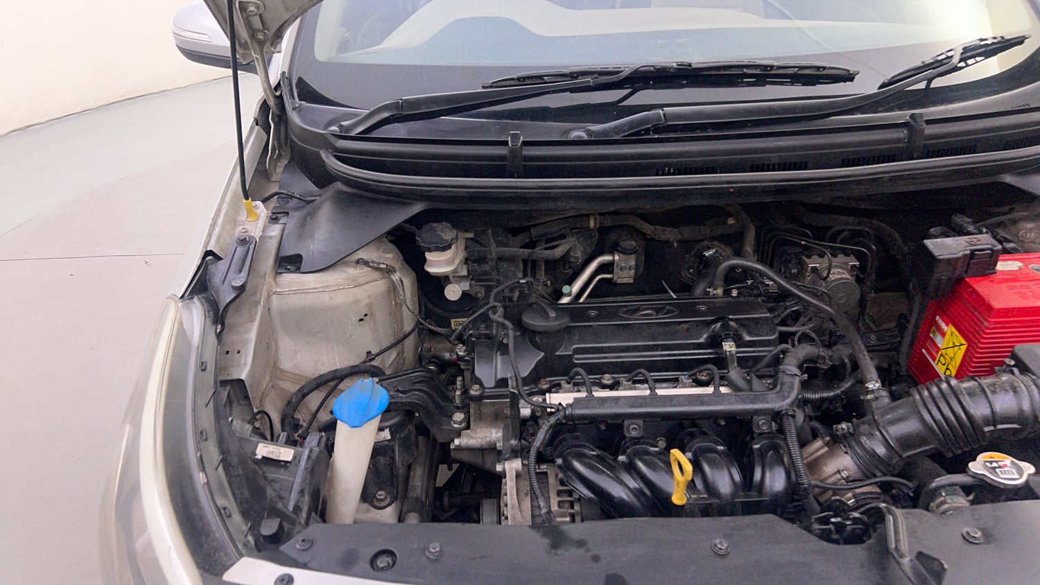 Used 2017 Hyundai Elite i20 Sportz 1.2 Petrol Manual engine ENGINE RIGHT SIDE HINGE & APRON VIEW