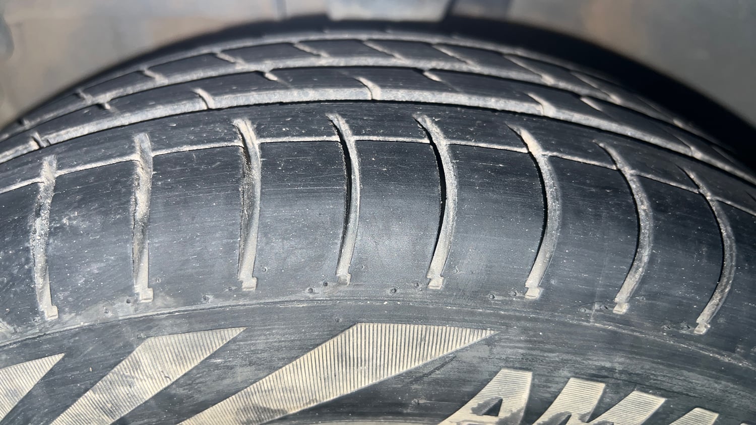 Used 2014 Hyundai i10 Sportz 1.1 iRDE2 Petrol Manual tyres LEFT FRONT TYRE TREAD VIEW