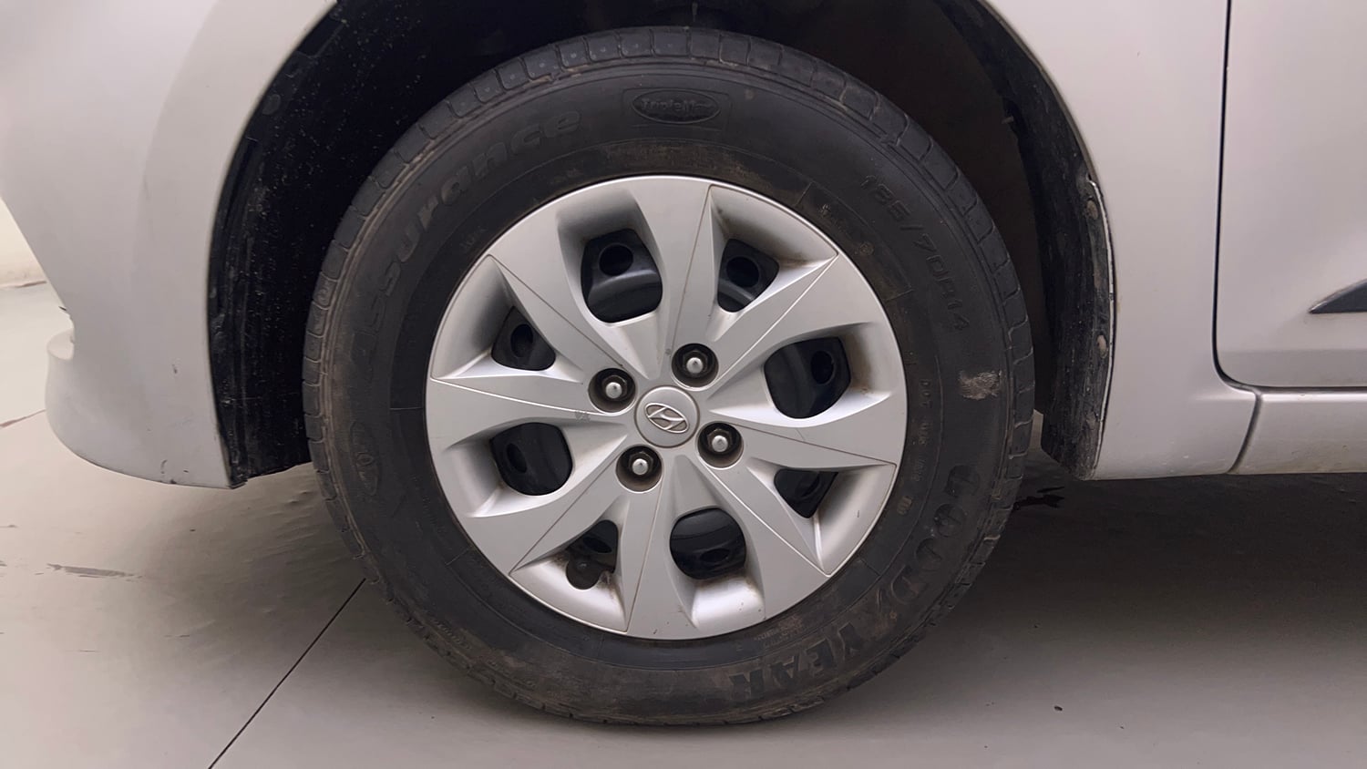 Used 2017 Hyundai Elite i20 Sportz 1.2 Petrol Manual tyres LEFT FRONT TYRE RIM VIEW
