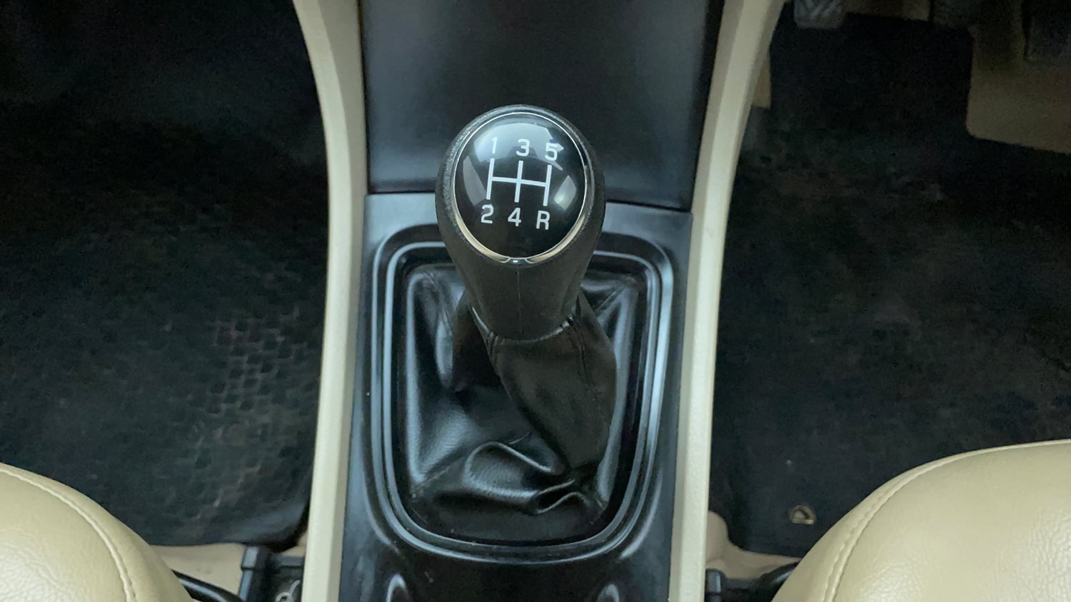 Used 2017 Maruti Suzuki Ciaz VXi Petrol Manual interior GEAR  KNOB VIEW