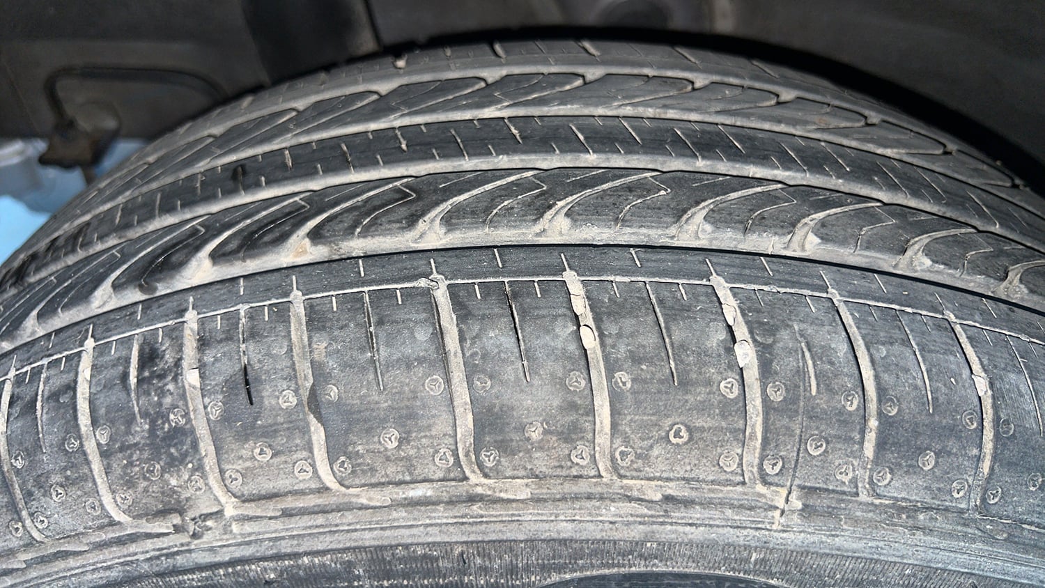 Used 2021 Hyundai Venue S 1.0 Turbo DCT Petrol Automatic tyres RIGHT REAR TYRE TREAD VIEW