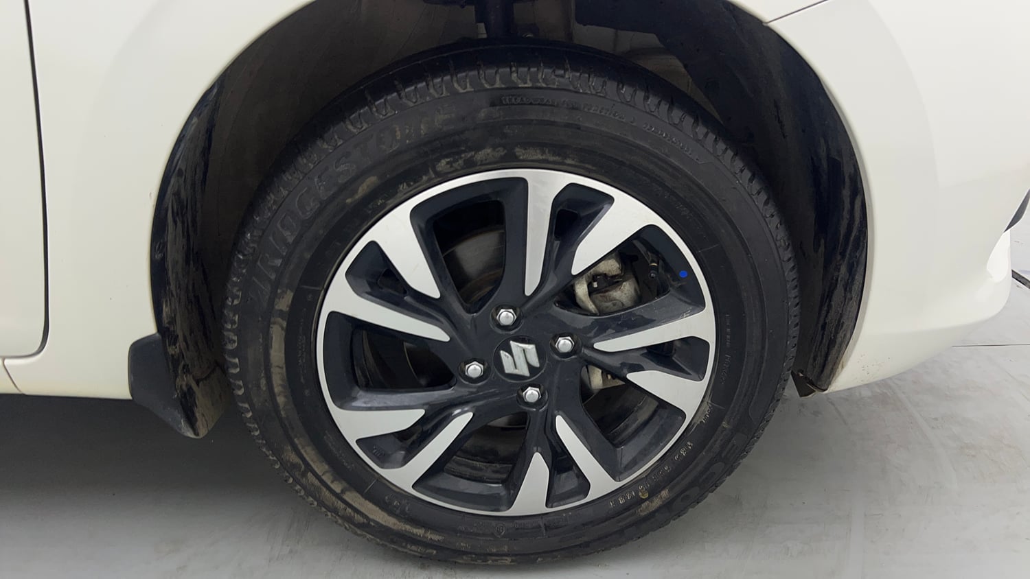 Used 2024 Maruti Suzuki Swift ZXi AMT Petrol Automatic tyres RIGHT FRONT TYRE RIM VIEW