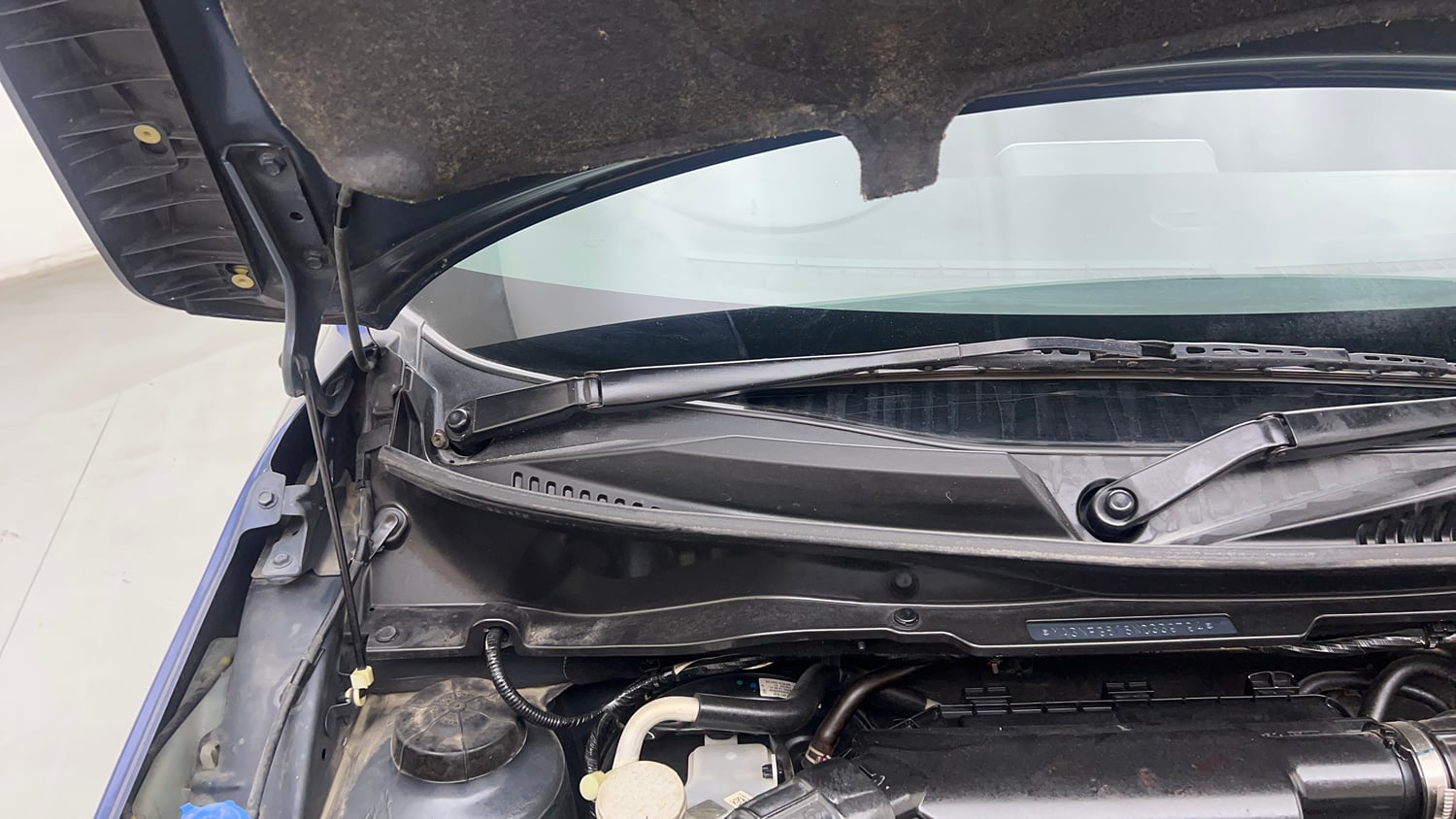 Used 2022 Maruti Suzuki Ignis Zeta 1.2 MT Petrol Manual engine ENGINE RIGHT SIDE HINGE & APRON VIEW