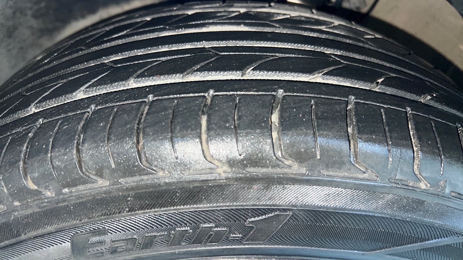 Used 2017 Volkswagen Polo Comfortline 1.2L (P) Petrol Manual tyres LEFT FRONT TYRE TREAD VIEW