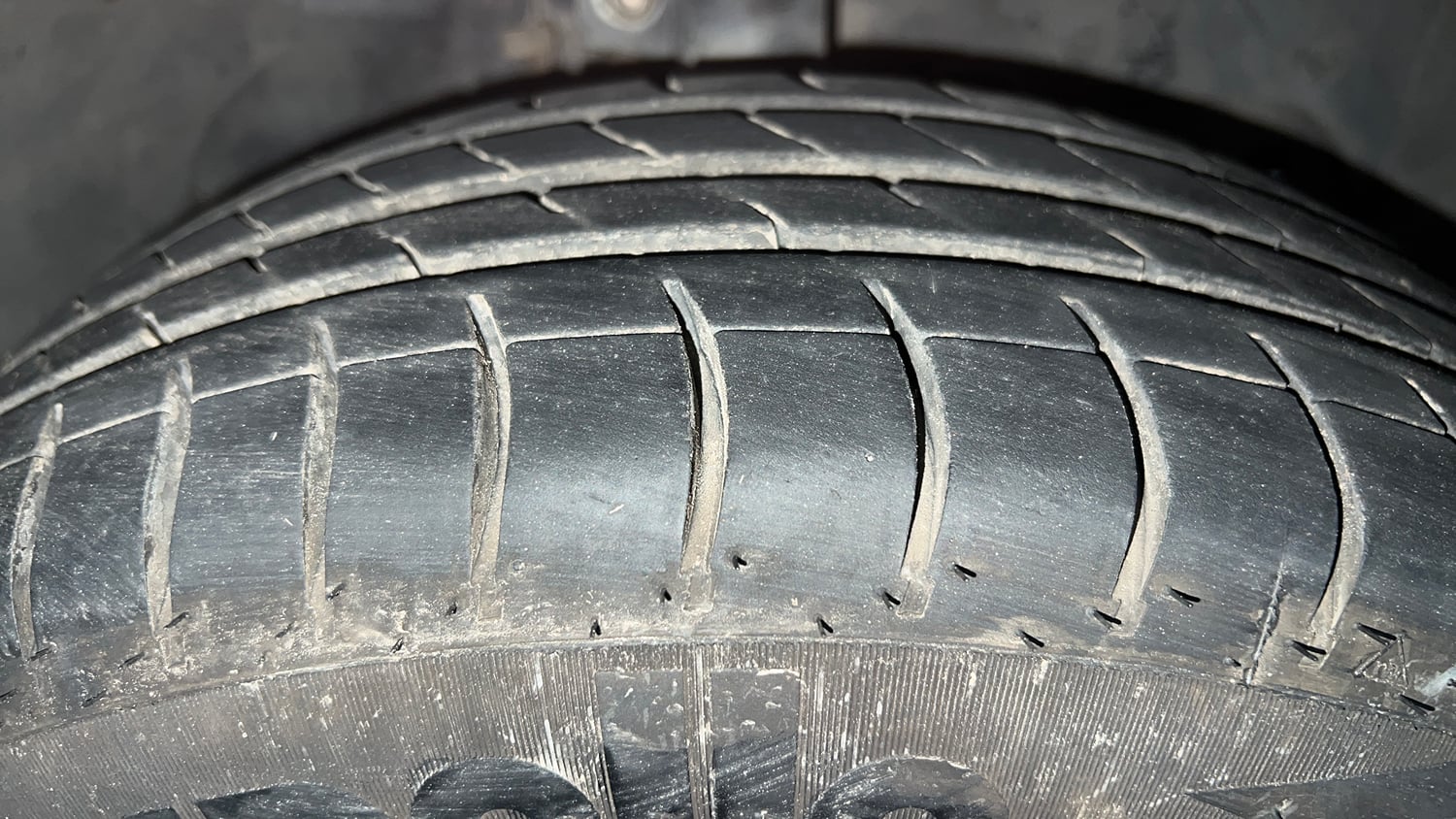 Used 2015 Ford Figo Aspire Titanium 1.5 Ti-VCT AT Petrol Automatic tyres RIGHT FRONT TYRE TREAD VIEW