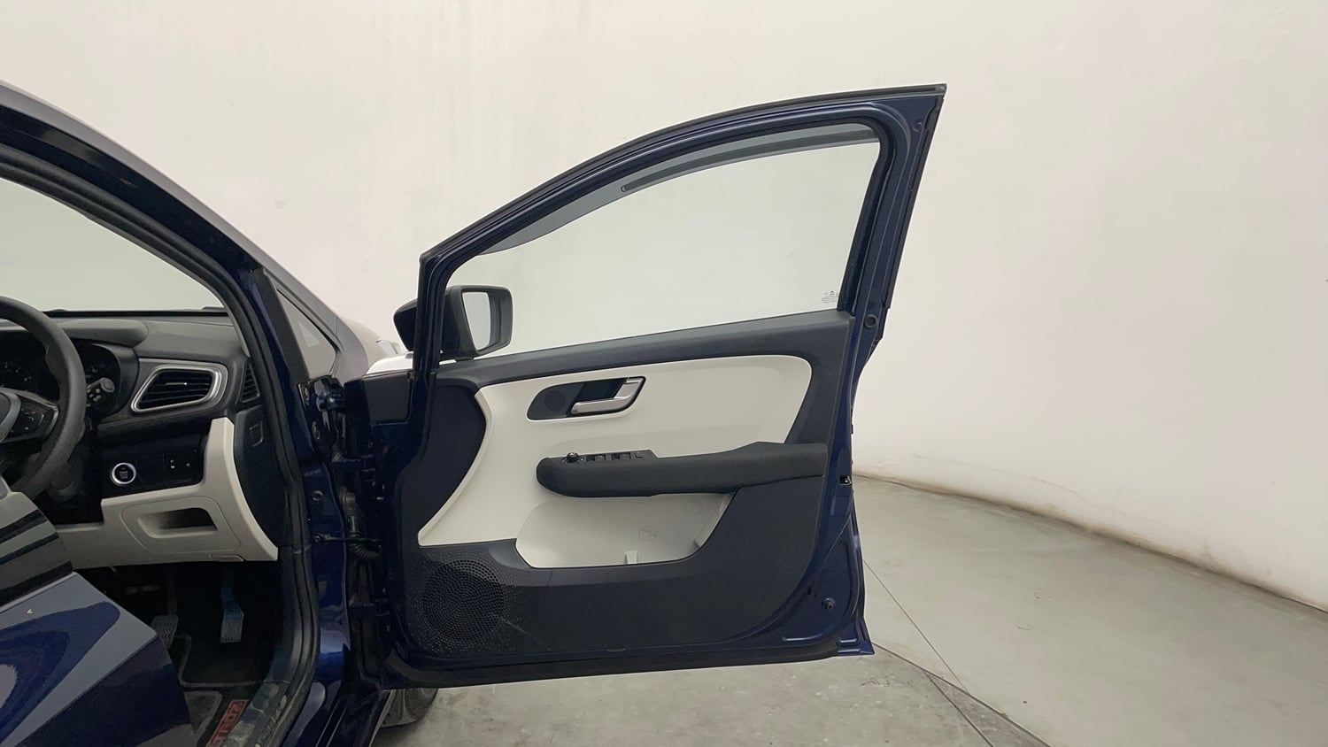 Used 2025 Tata Altroz XZ Petrol Petrol Manual interior RIGHT FRONT DOOR OPEN VIEW