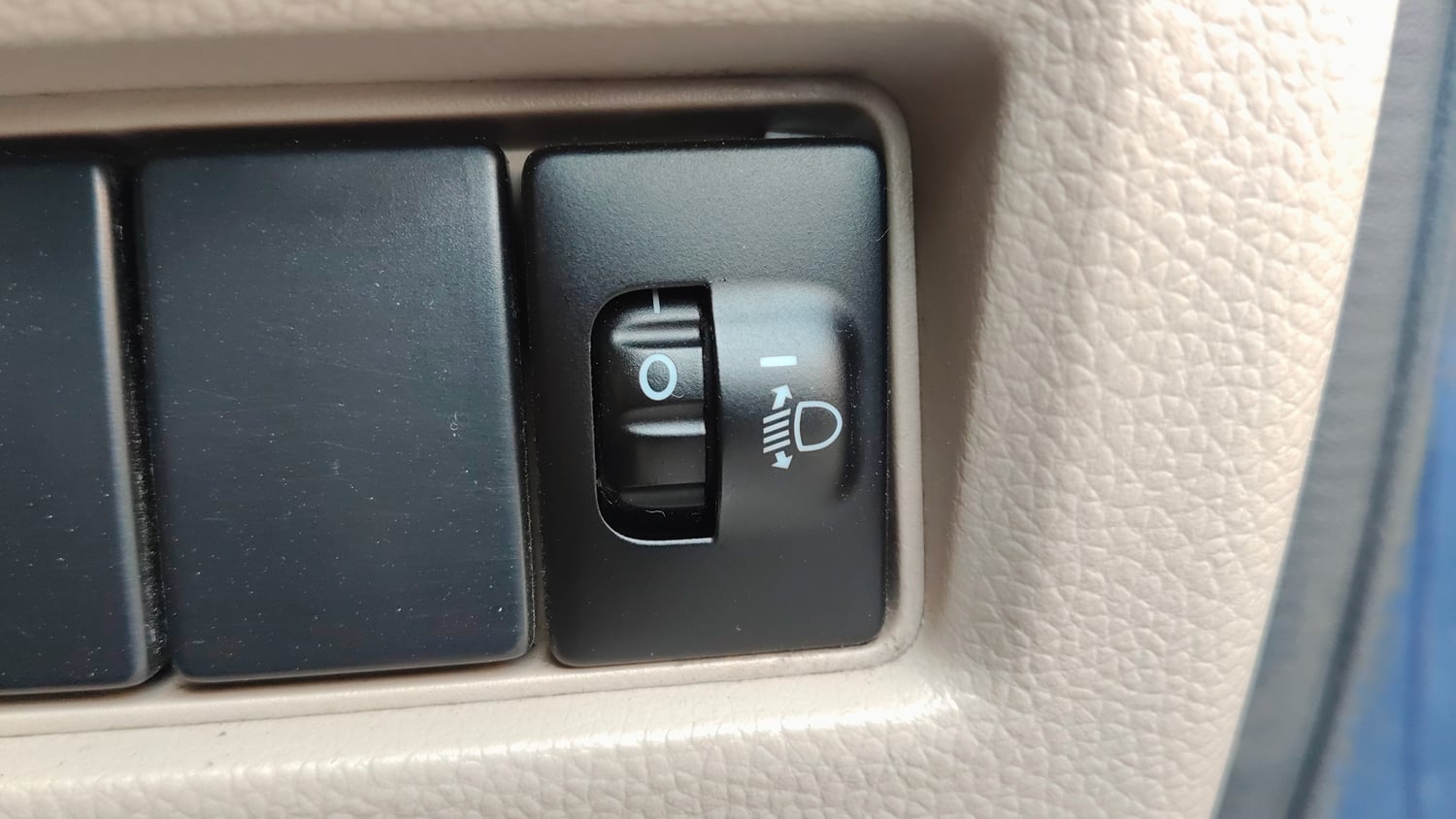 Used 2017 Maruti Suzuki Dzire VXi AMT Petrol Automatic top_features Driver height adjustable seat