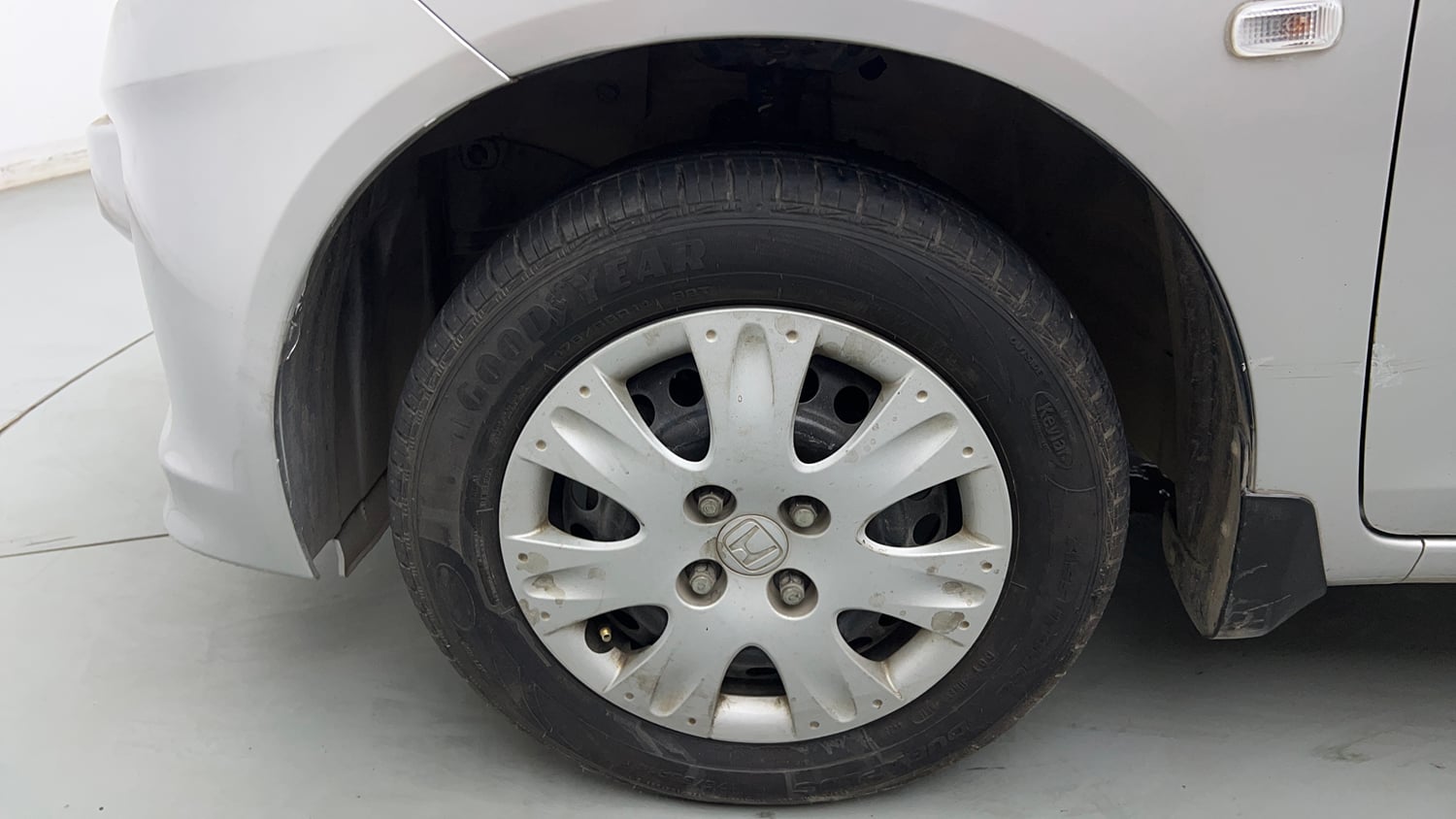 Used 2015 Honda Amaze 1.2 S i-VTEC Petrol Manual tyres LEFT FRONT TYRE RIM VIEW