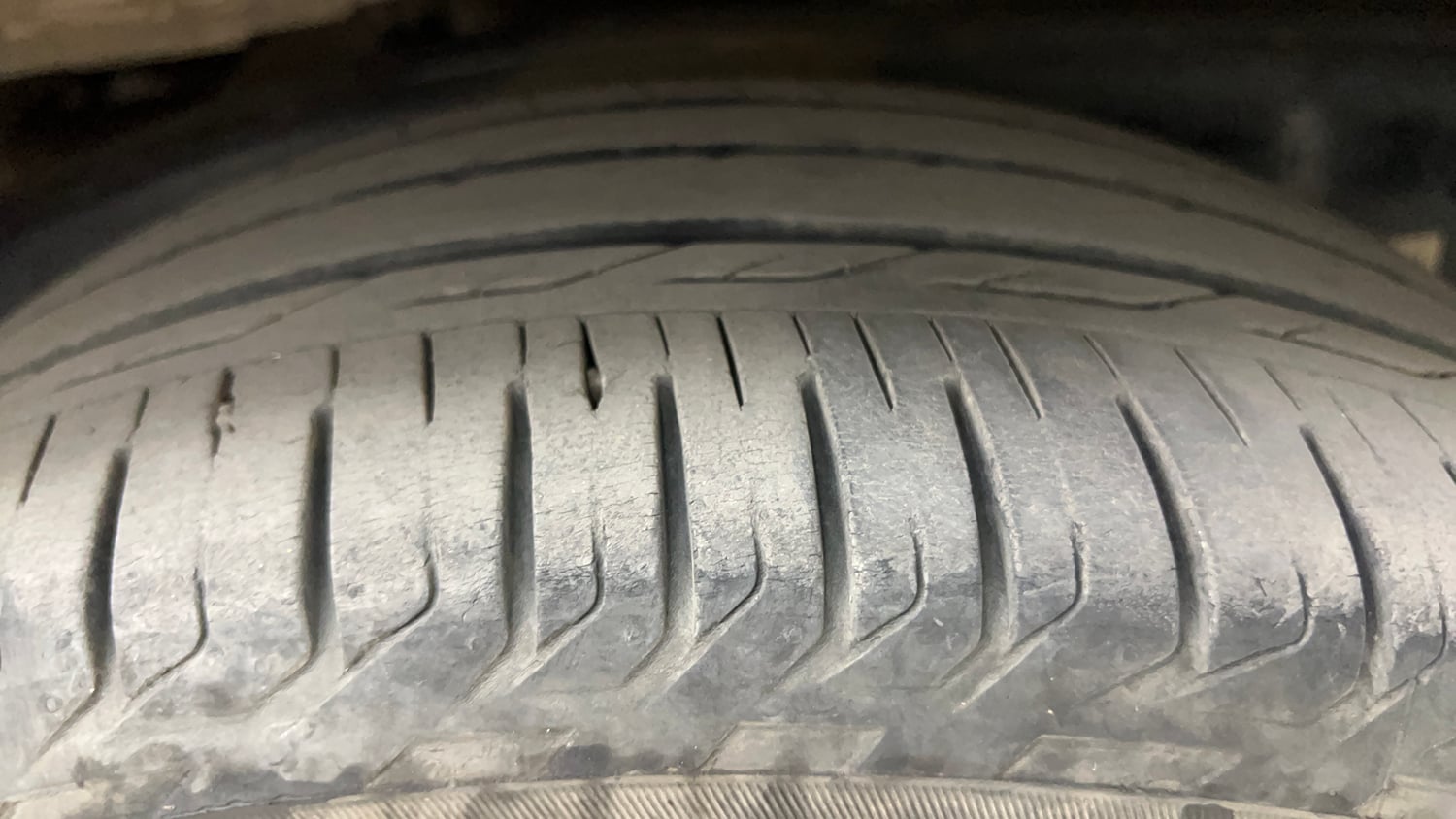 Used 2023 Toyota Innova Crysta ZX 2.7 AT 7 STR Petrol Automatic tyres RIGHT REAR TYRE TREAD VIEW