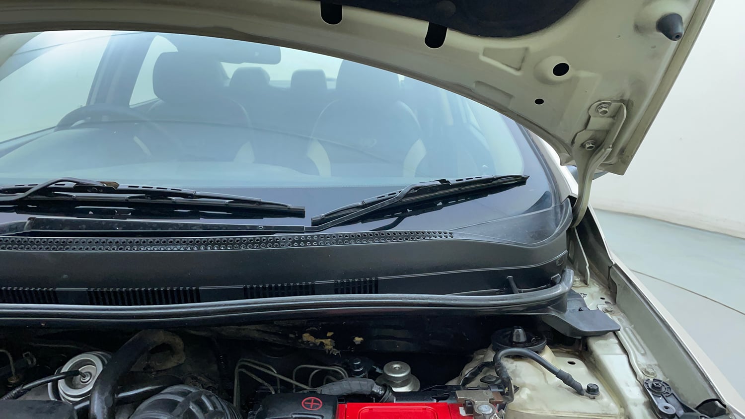 Used 2013 Hyundai Verna Fluidic 1.6 CRDi SX Diesel Manual engine ENGINE LEFT SIDE HINGE & APRON VIEW