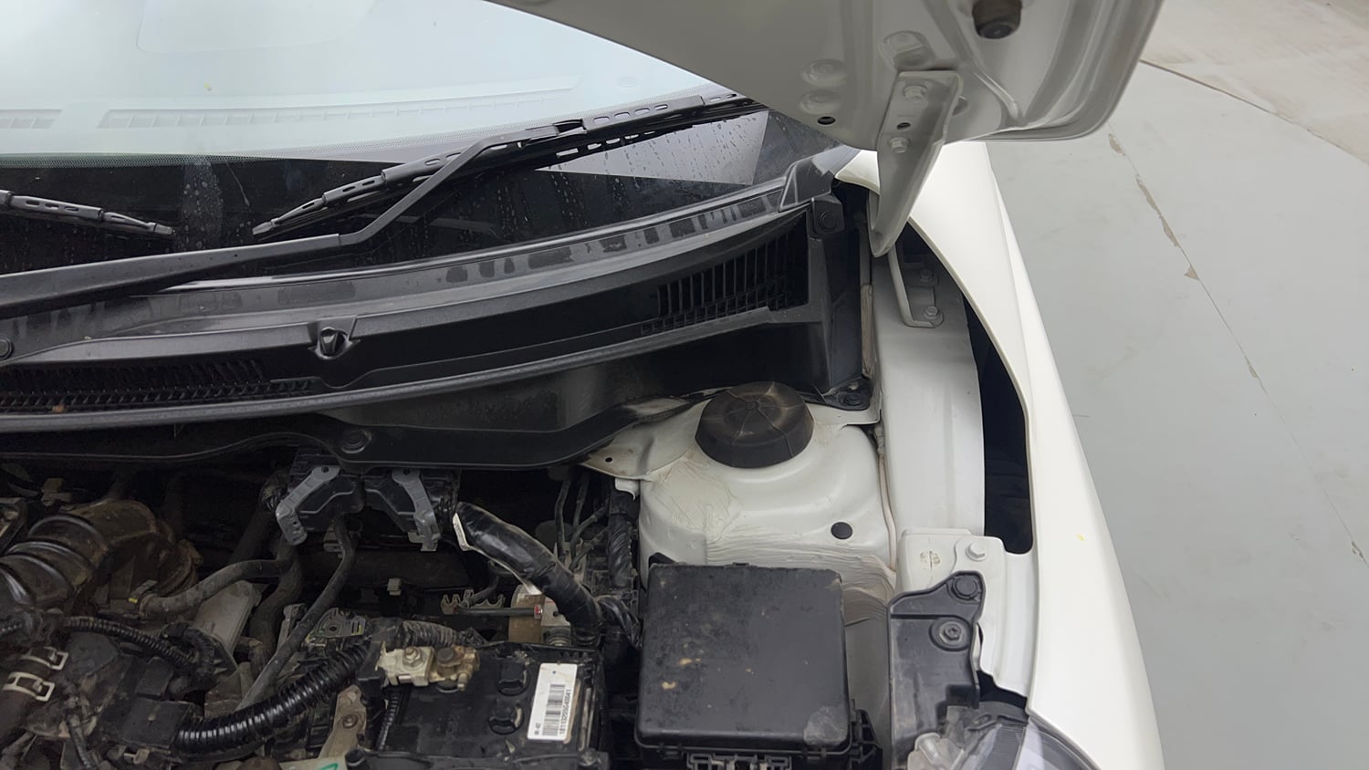 Used 2024 Maruti Suzuki Swift ZXi AMT Petrol Automatic engine ENGINE LEFT SIDE HINGE & APRON VIEW