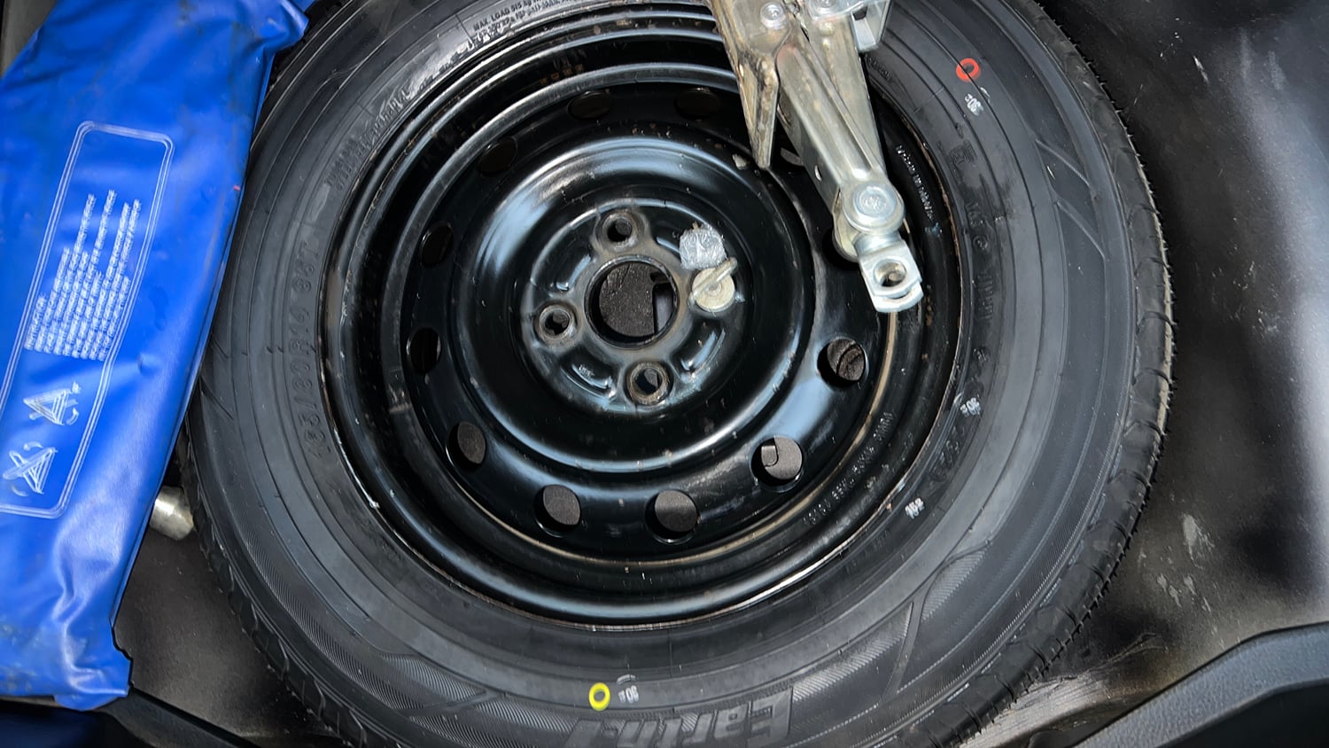 Used 2015 Maruti Suzuki Swift VXi Petrol Manual tyres SPARE TYRE VIEW