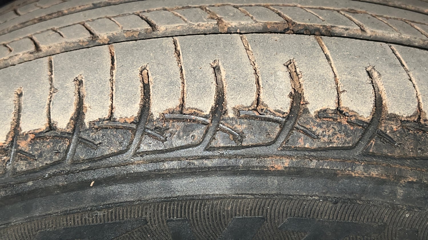 Used 2022 Maruti Suzuki Ciaz Delta 1.5 Petrol Manual tyres LEFT FRONT TYRE TREAD VIEW